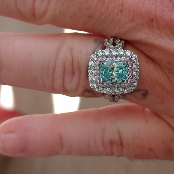 Green moissanite sterling silver engagement ring - Picture 3 of 3